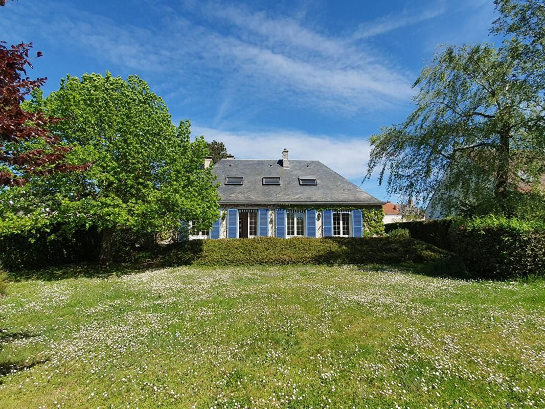 CHATEAUROUX Maison de caractères 6 pièce(s) 180 m2 sur jardin de 1942m2 2