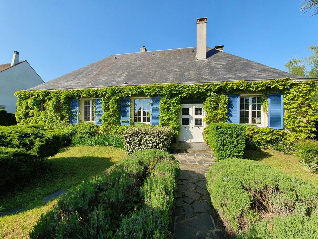 CHATEAUROUX Maison de caractères 6 pièce(s) 180 m2 sur jardin de 1942m2 3