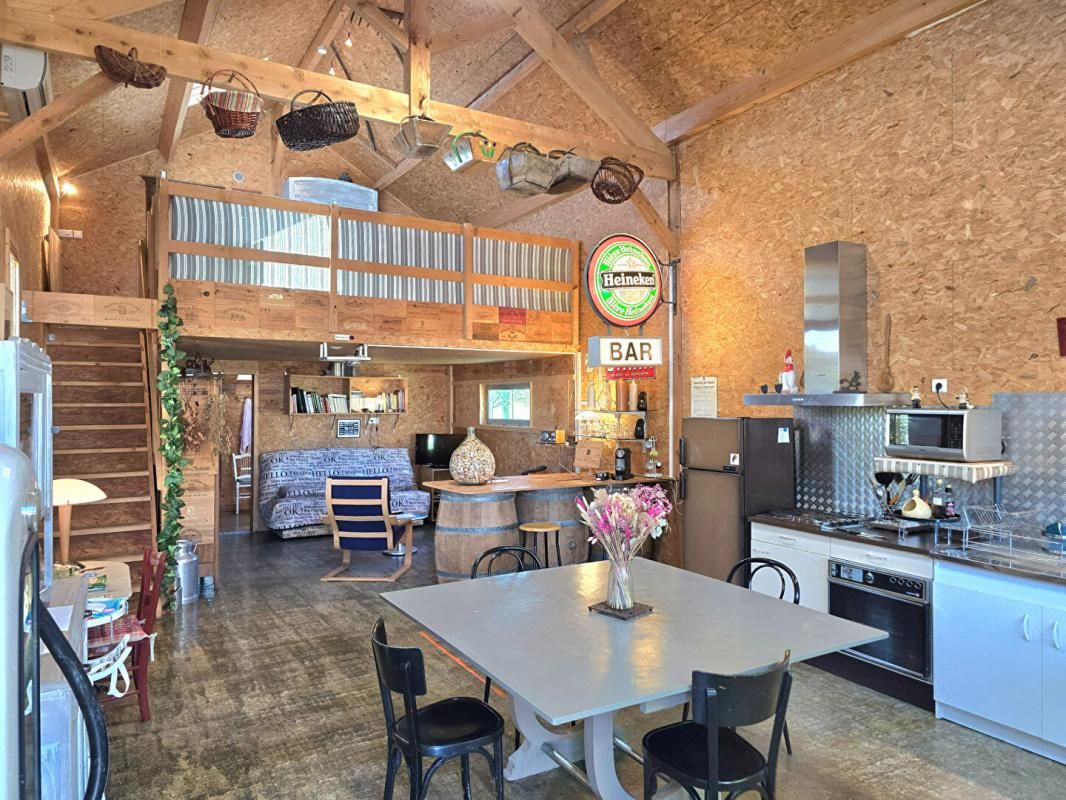 Maison  de campagne type loft, sur un terrain de 850 m², garage, dépendances  et piscine privative