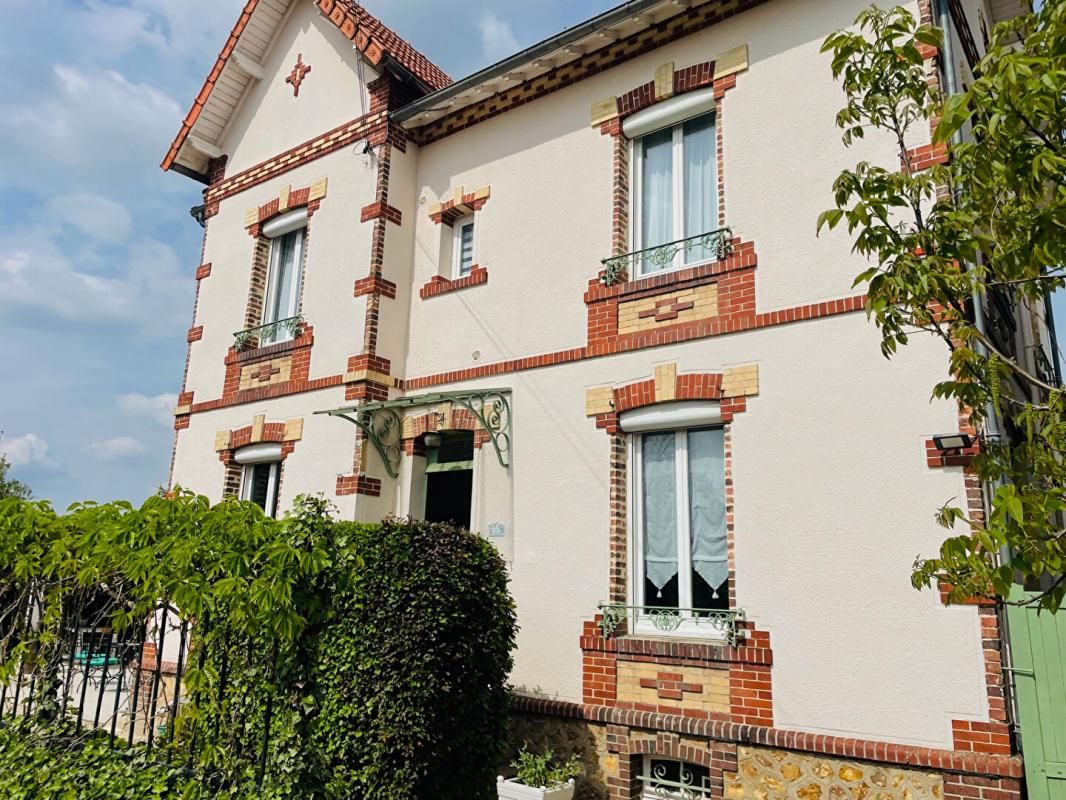 Maison de Maître à Nogent Le Roi 4 pièces 180 m2 sous-sol total + Jardin + Carport + sauna + maison secondaire
