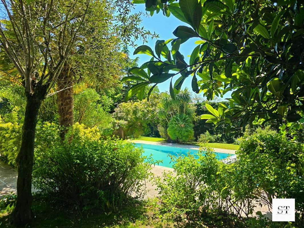 SAINT-SEBASTIEN-SUR-LOIRE Une parenthèse de quiétude aux volumes rares à Saint-Sébastien-Sur-Loire ? Maison familiale de 250 m² sur jardin paysager avec piscine 2