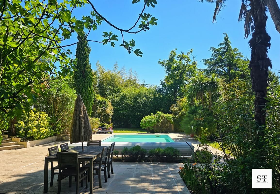 SAINT-SEBASTIEN-SUR-LOIRE Une parenthèse de quiétude aux volumes rares à Saint-Sébastien-Sur-Loire ? Maison familiale de 250 m² sur jardin paysager avec piscine 3