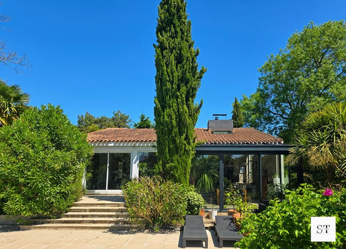 SAINT-SEBASTIEN-SUR-LOIRE Une parenthèse de quiétude aux volumes rares à Saint-Sébastien-Sur-Loire ? Maison familiale de 250 m² sur jardin paysager avec piscine 4