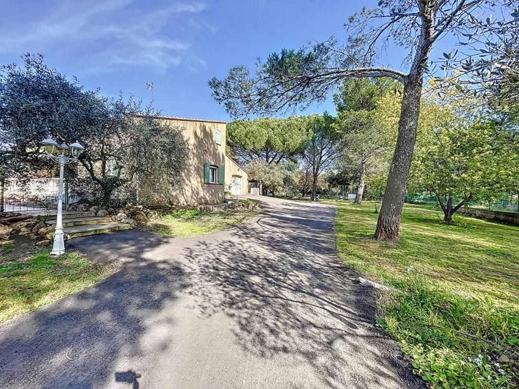 LE CANNET-DES-MAURES Maison Provençale  5 pièce(s) 125 m2 Piscine Garage Abris voitures 4