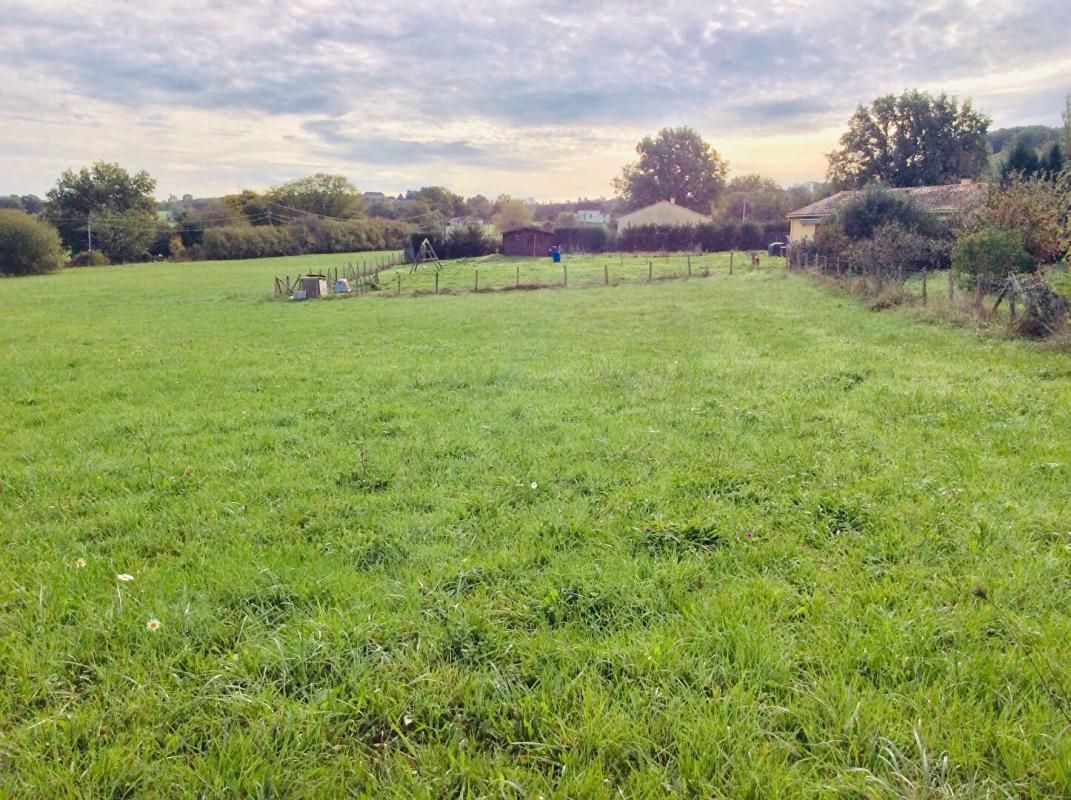 24800 THIVIERS - TERRAIN A BATIR AVEC SOURCE