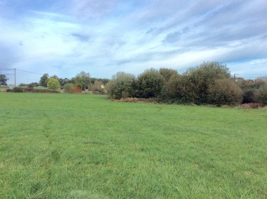 THIVIERS 24800 THIVIERS - TERRAIN A BATIR AVEC SOURCE 3