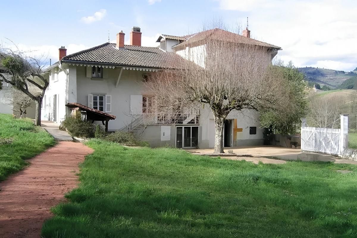 CHAMELET maison ancienne d'environ 243m2 sur terrain de 2311m2