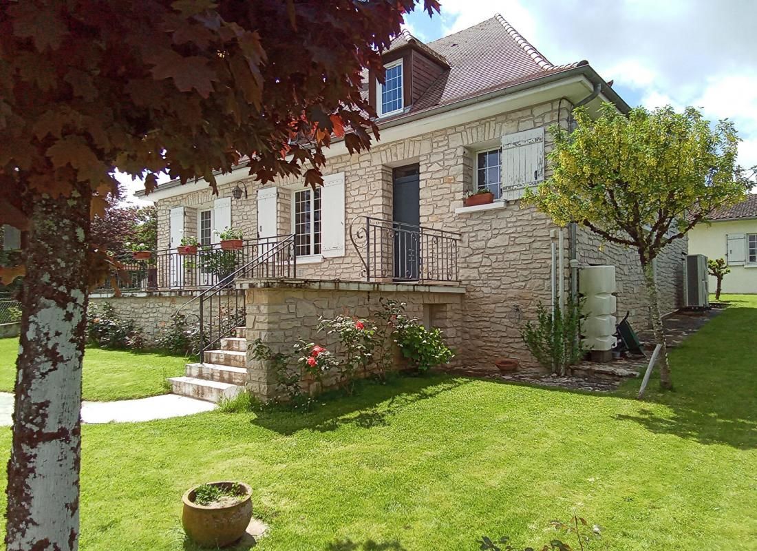 A ROUFFIGNAC, avec tous services! Maison en pierre 140 m2, rénovée avec goût!. 3 belles chambres. Garage. Jardin clos, d'agrément 685 m2