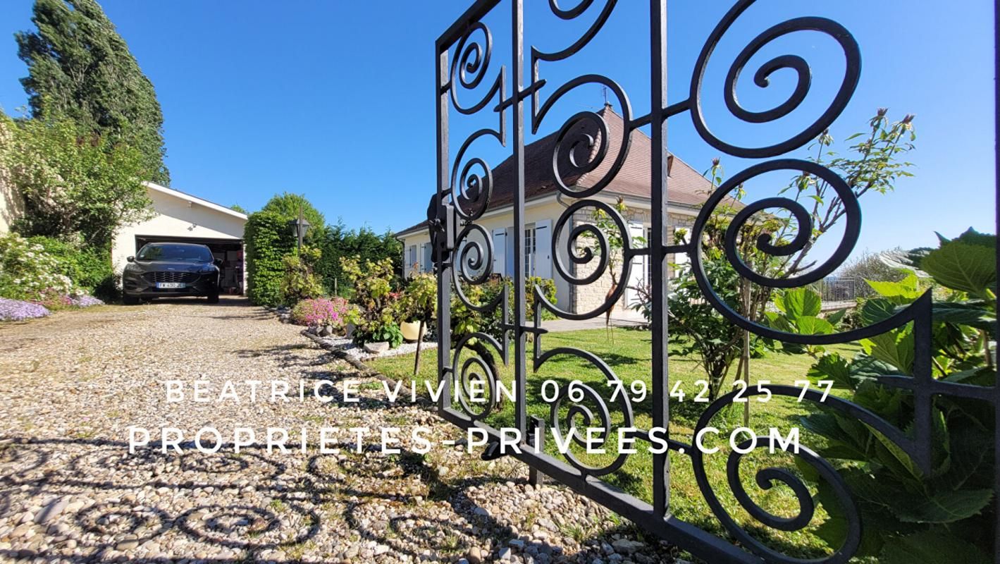 ROUFFIGNAC-SAINT-CERNIN-DE-REILHAC A ROUFFIGNAC, avec tous services! Maison en pierre 140 m2, rénovée avec goût!. 3 belles chambres. Garage. Jardin clos, d'agrément 685 m2 2
