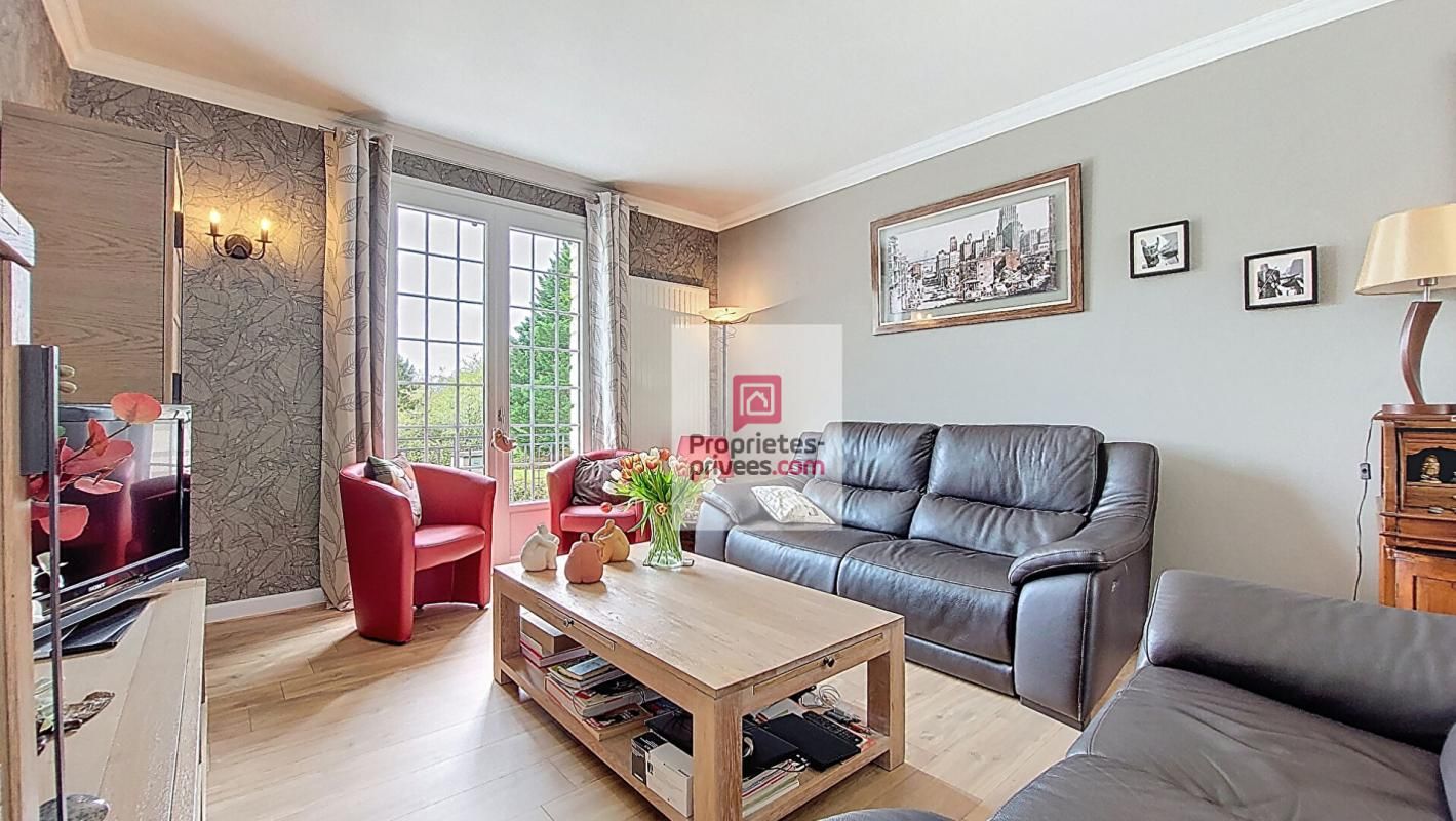 ROUFFIGNAC-SAINT-CERNIN-DE-REILHAC A ROUFFIGNAC, avec tous services! Maison en pierre 140 m2, rénovée avec goût!. 3 belles chambres. Garage. Jardin clos, d'agrément 685 m2 4
