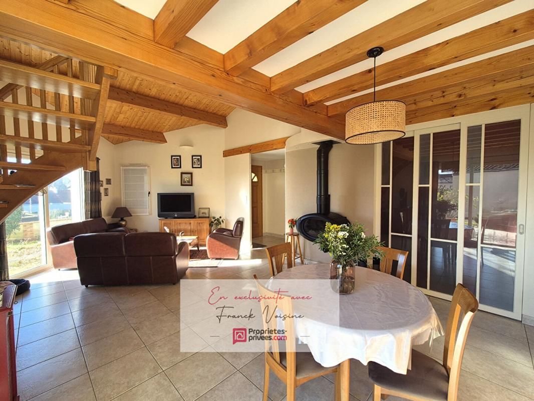 LES HERBIERS Maison A VENDRE en Exclusivité aux Herbiers, en centre ville et proche du Parc du Landreau - 3 chambres, 1 mezzanine, 141 m2 env sur un terrain de 904 m2 env 2