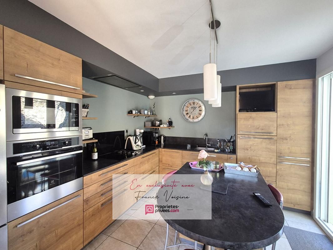 LES HERBIERS Maison A VENDRE en Exclusivité aux Herbiers, en centre ville et proche du Parc du Landreau - 3 chambres, 1 mezzanine, 141 m2 env sur un terrain de 904 m2 env 3