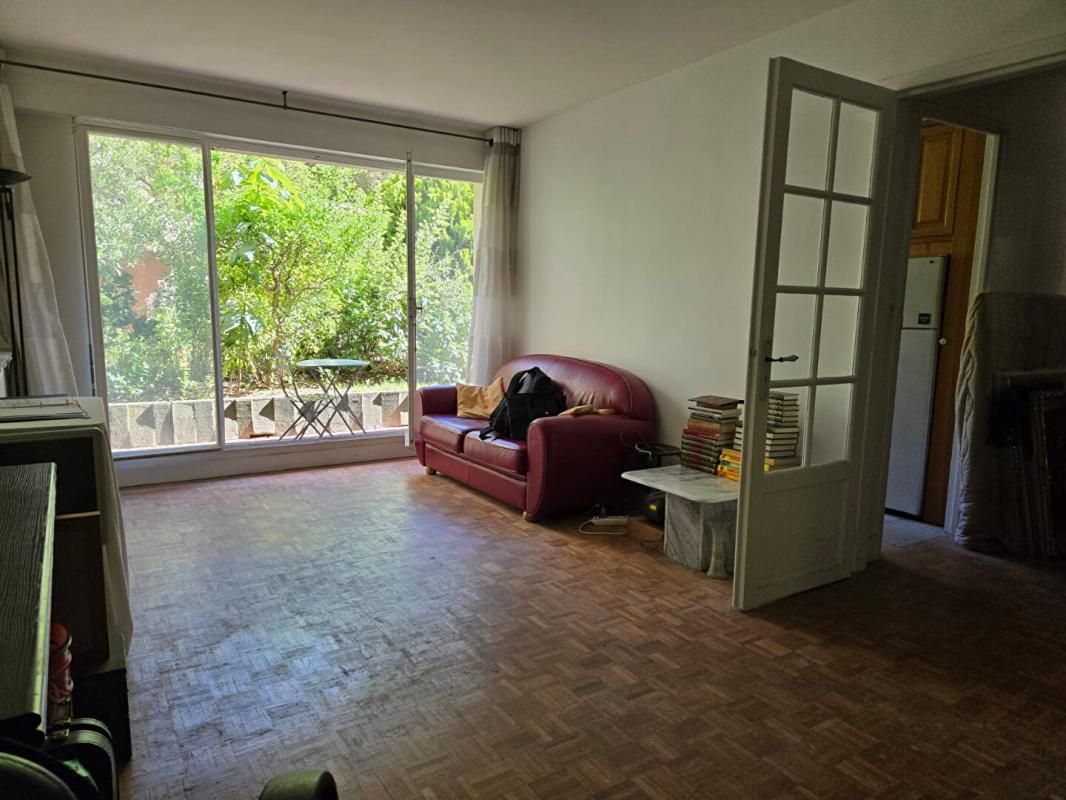 PARIS-15E-ARRONDISSEMENT Grand T1 de 38m2 au pied de la Place Charles-Michel 2