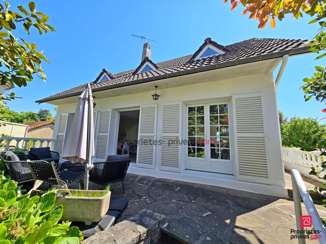 Maison Familiale 7 Pièces - 156 m² au sol - Sous-sol total, Jardin et Garage - Centre-ville à pied