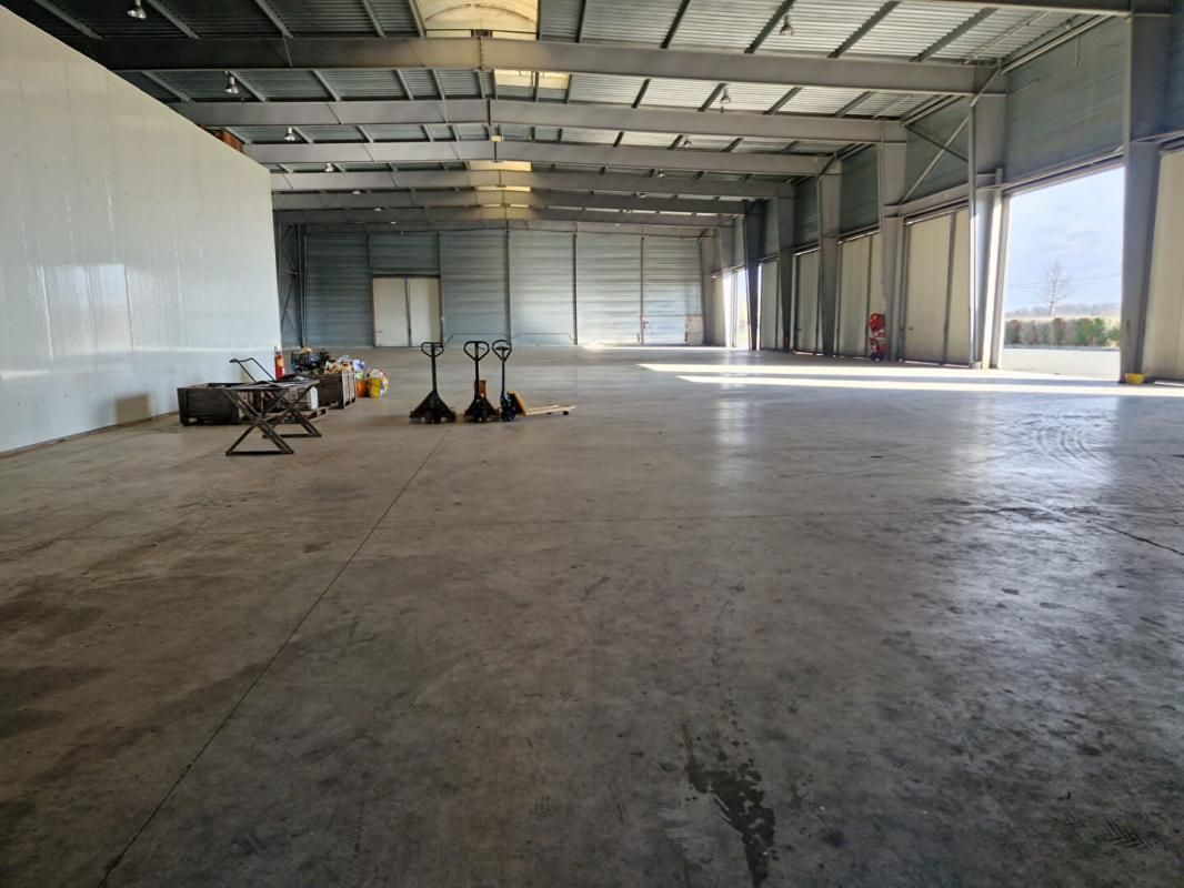 LAILLY-EN-VAL Entrepôt 1800 m2 sur 9900m² de terrain 3