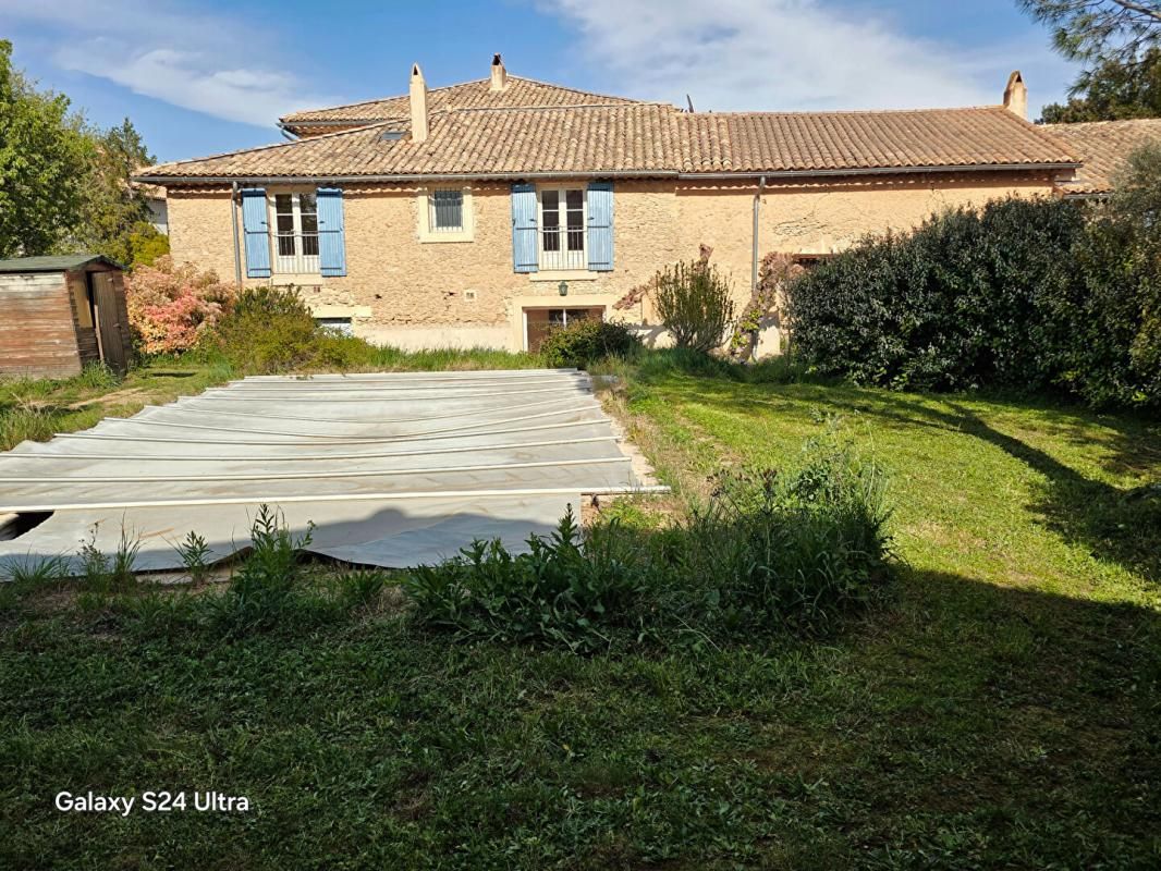 Mas en pierre rénové, composé de 2 habitations totalisant environ 411m² avec piscine sur un terrain de 2690 m² environ