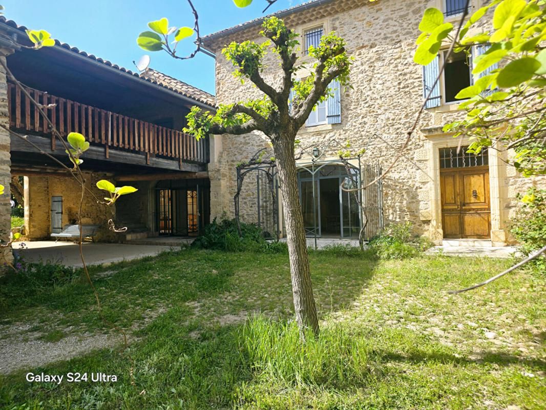 AVIGNON Mas en pierre rénové, composé de 2 habitations totalisant environ 411m² avec piscine sur un terrain de 2690 m² environ 2