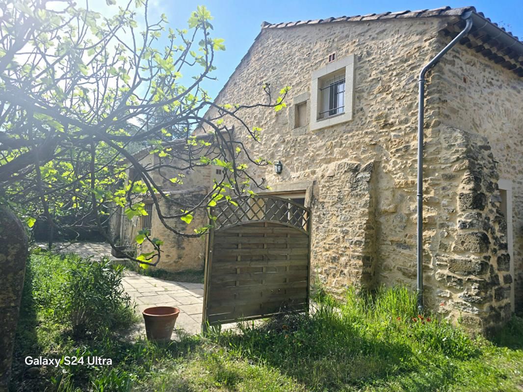 AVIGNON Mas en pierre rénové, composé de 2 habitations totalisant environ 411m² avec piscine sur un terrain de 2690 m² environ 3