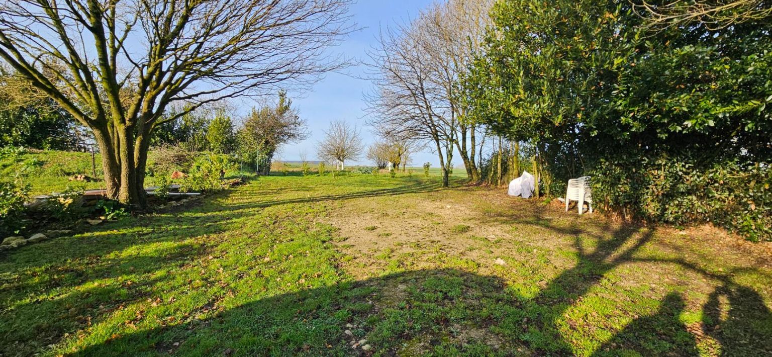 COURANT Terrain viabilisé constructible 1190 m² 2