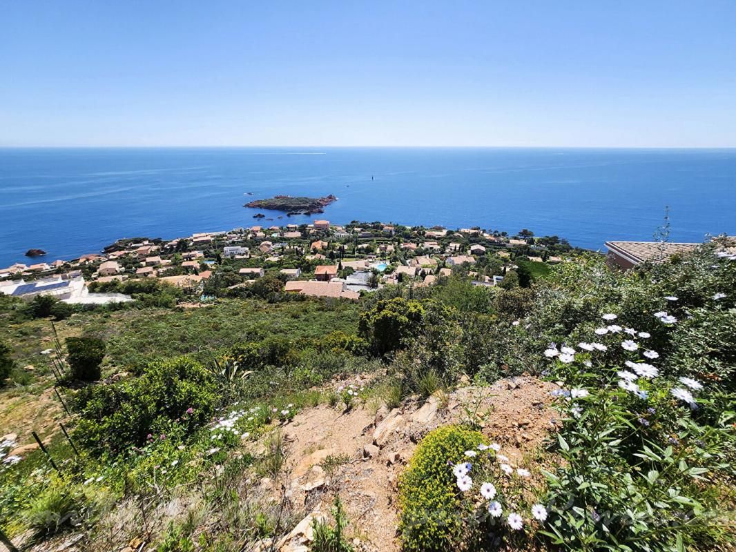 SAINT-RAPHAEL Terrain 3183m² vue mer avec PC accordé 3