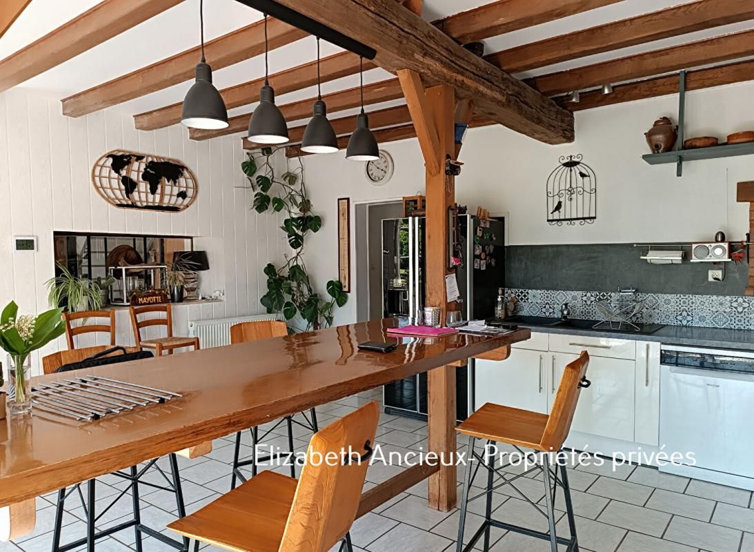 LA VERGNE 17400 LA VERGNE- Maison familiale 10 pièces - 5 chambres 4