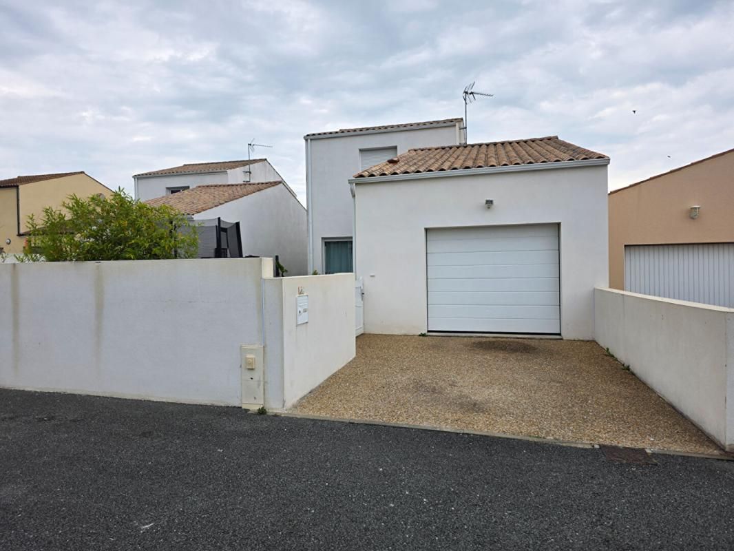 RARE MAISON AVEC PATIO ET ETAGE