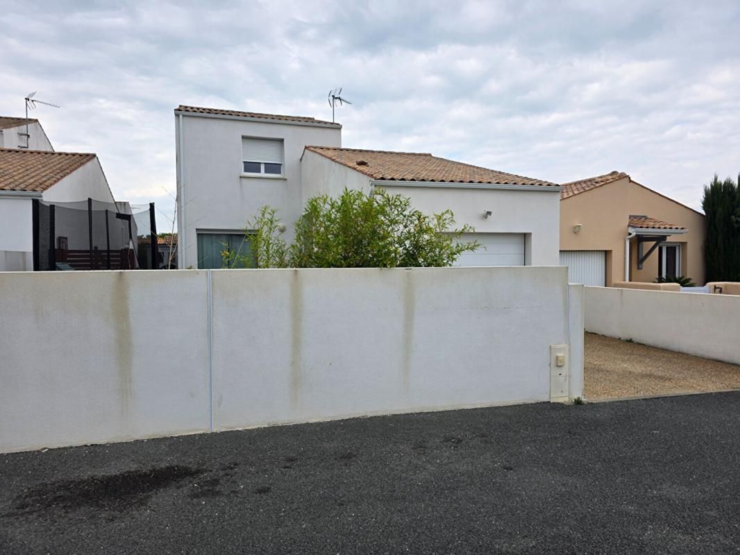 BREUILLET RARE MAISON AVEC PATIO ET ETAGE 2