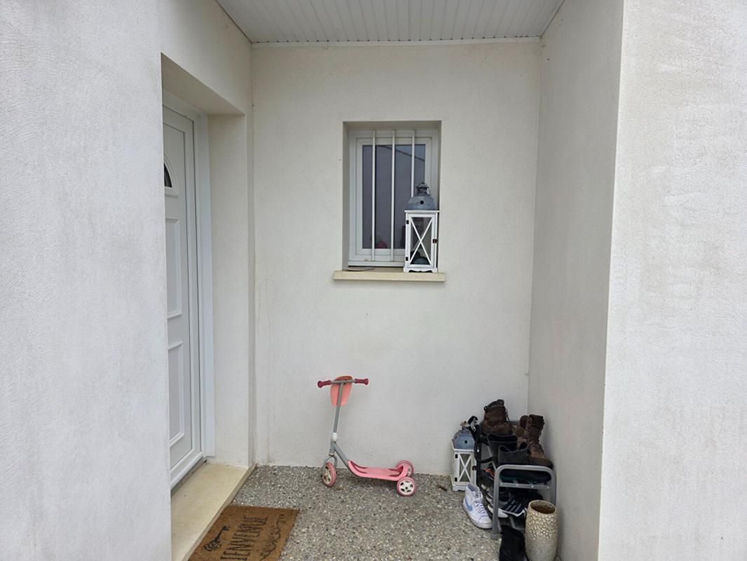 BREUILLET RARE MAISON AVEC PATIO ET ETAGE 3