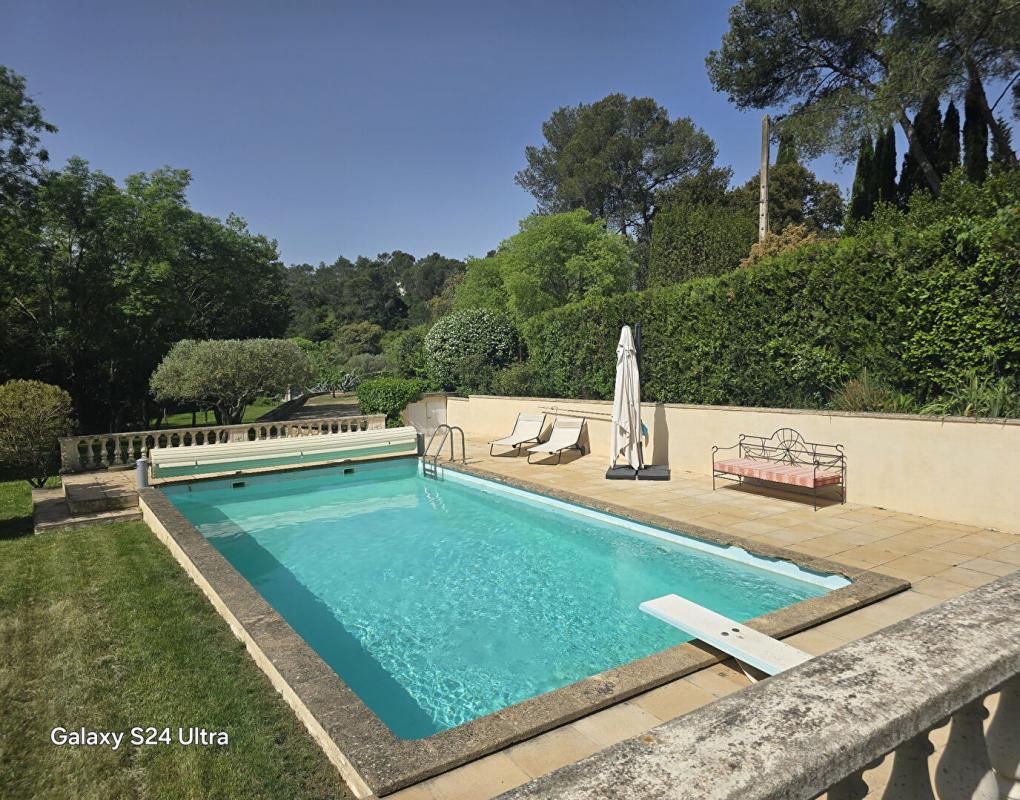 Belle demeure à Nimes 6 pièce(s) 170 m2 + annexes et piscine sur un terrain idyllique de 4660m²