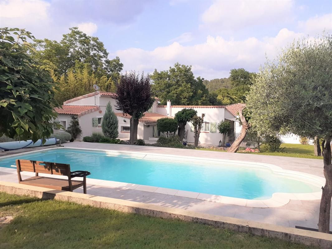 Villa sur 1700m² de terrain avec piscine, appartement et garage - LE VAL