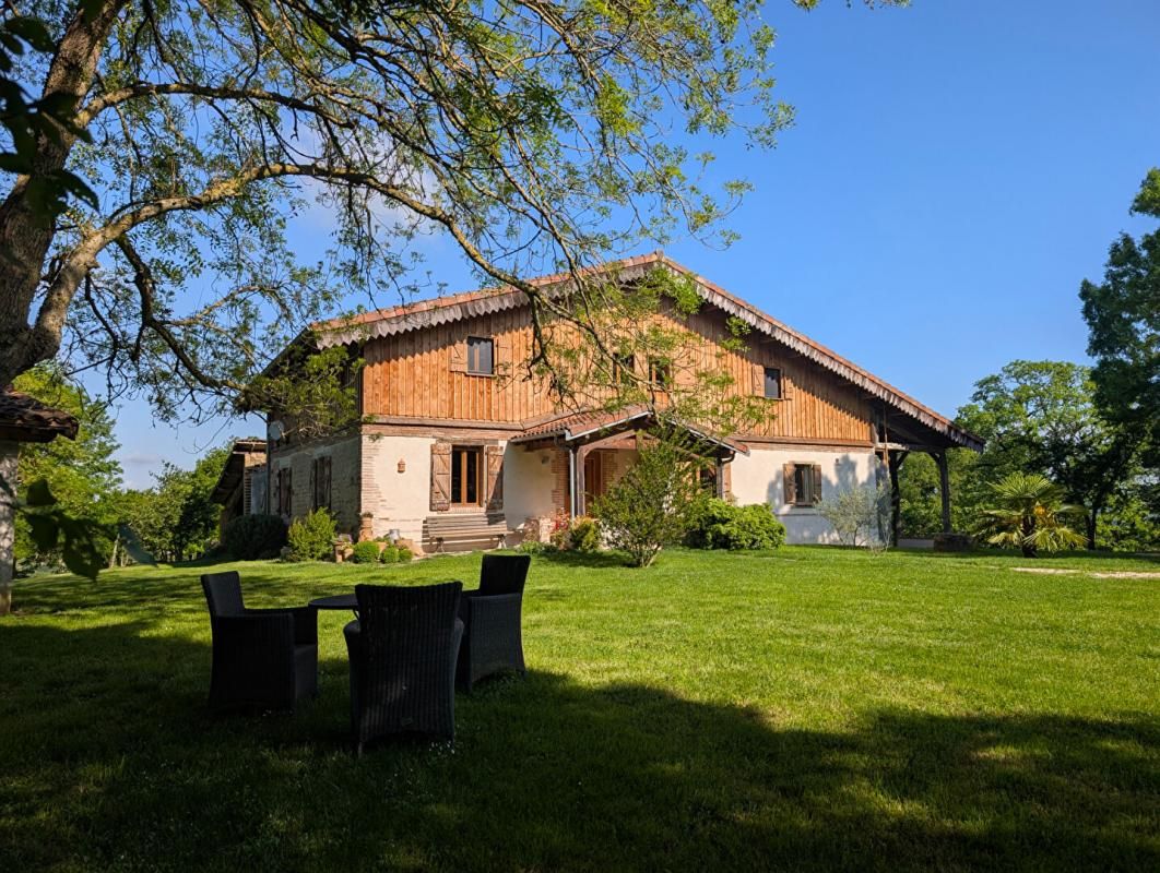 Maison ancienne 235 m2 et maison ossature bois 60 m² sur terrain de 7468 m²