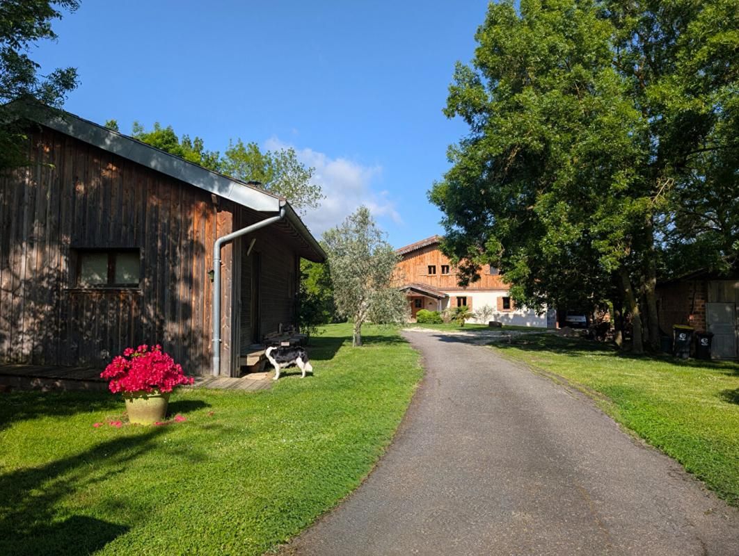 POUY-DE-TOUGES Maison ancienne 235 m2 et maison ossature bois 60 m² sur terrain de 7468 m² 2