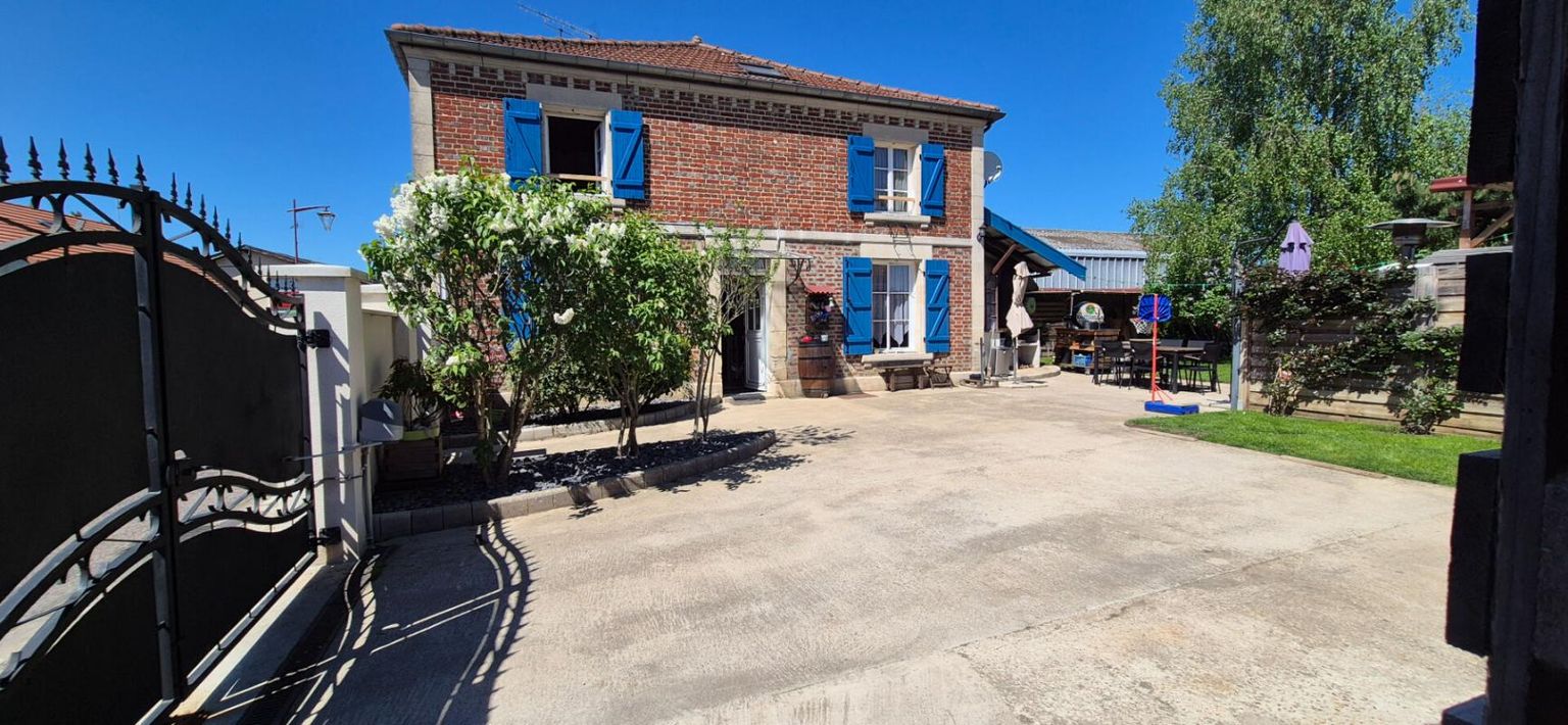 SAINT-DIZIER Belle Demeure ou Maison de Caractère de 161m² entièrement rénovée avec sa Cour de 100m² sécurisée, son Atelier, Bûcher, Dépendances, Terrasse avec pergola, Barbecue et Terrain clos, arboré de 514 m² 2