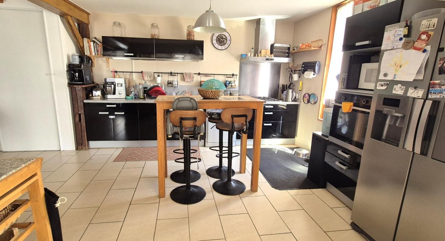 SAINT-DIZIER Belle Demeure ou Maison de Caractère de 161m² entièrement rénovée avec sa Cour de 100m² sécurisée, son Atelier, Bûcher, Dépendances, Terrasse avec pergola, Barbecue et Terrain clos, arboré de 514 m² 3