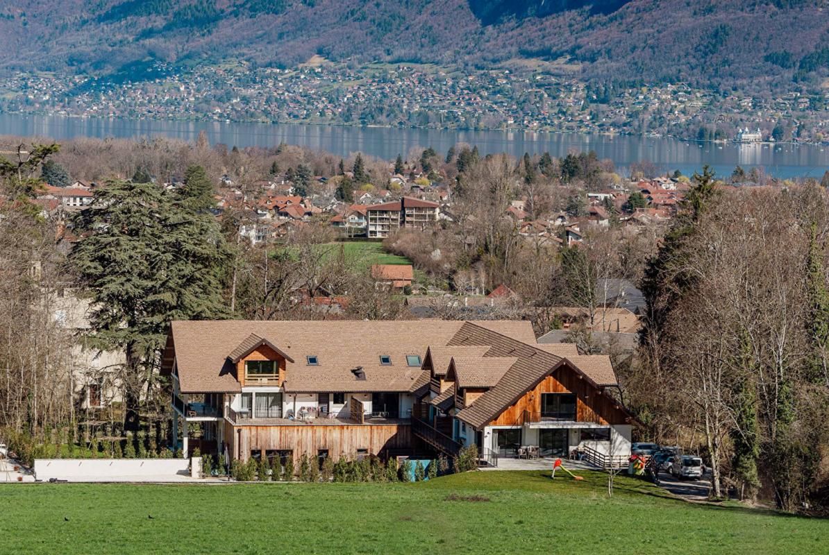 St Jorioz : Appartement de standing, 108m², terrasse de 33 m²,3 chs dont une suite parentale, cellier, cave et parking privatif