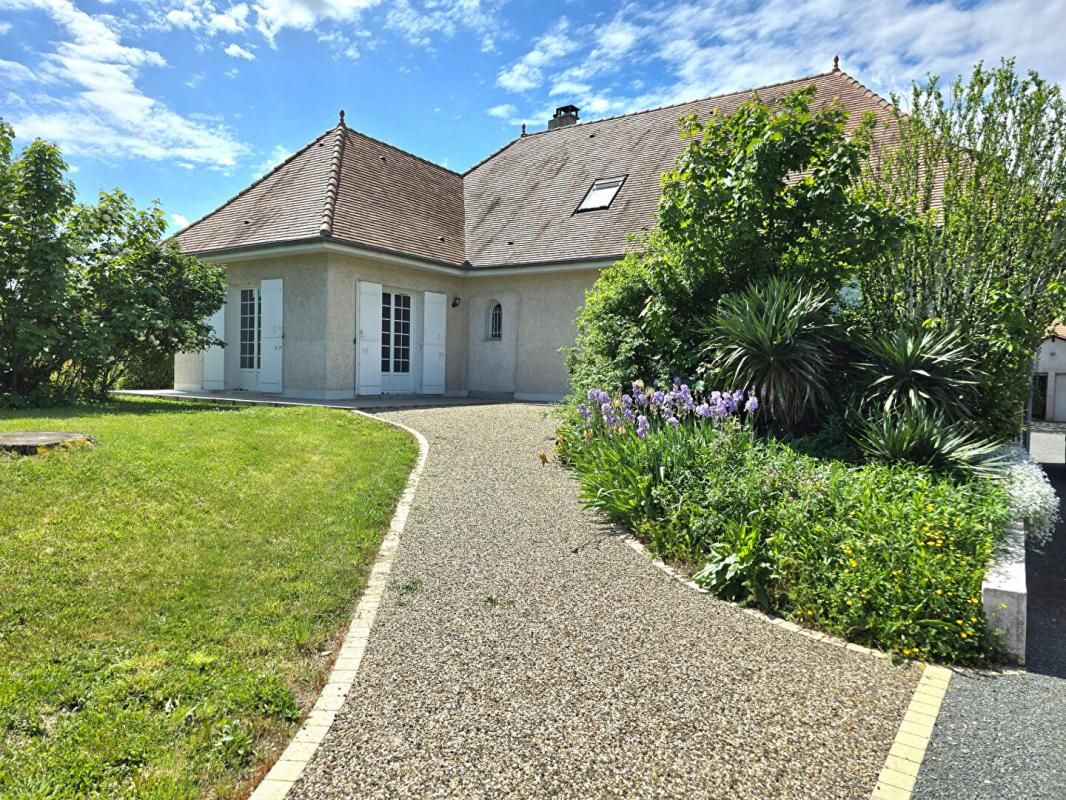 Maison traditionnelle périgourdine, type 9, double garage, piscine couverte, sur un terrain de 1102 m²