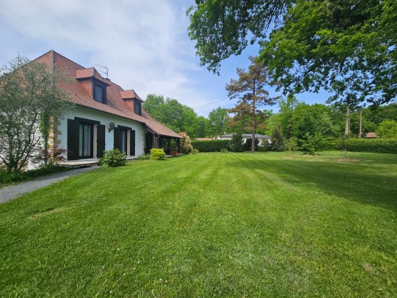 BASSILLAC Belle maison familiale de 207 m² avec studio indépendant, piscine et vaste terrain arboré 1