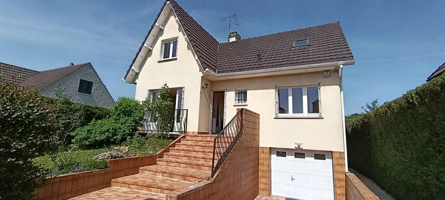 QUINCY-SOUS-SENART Maison Quincy Sous Senart 8 pièces 133 m2 au sol avec sous-sol total 3