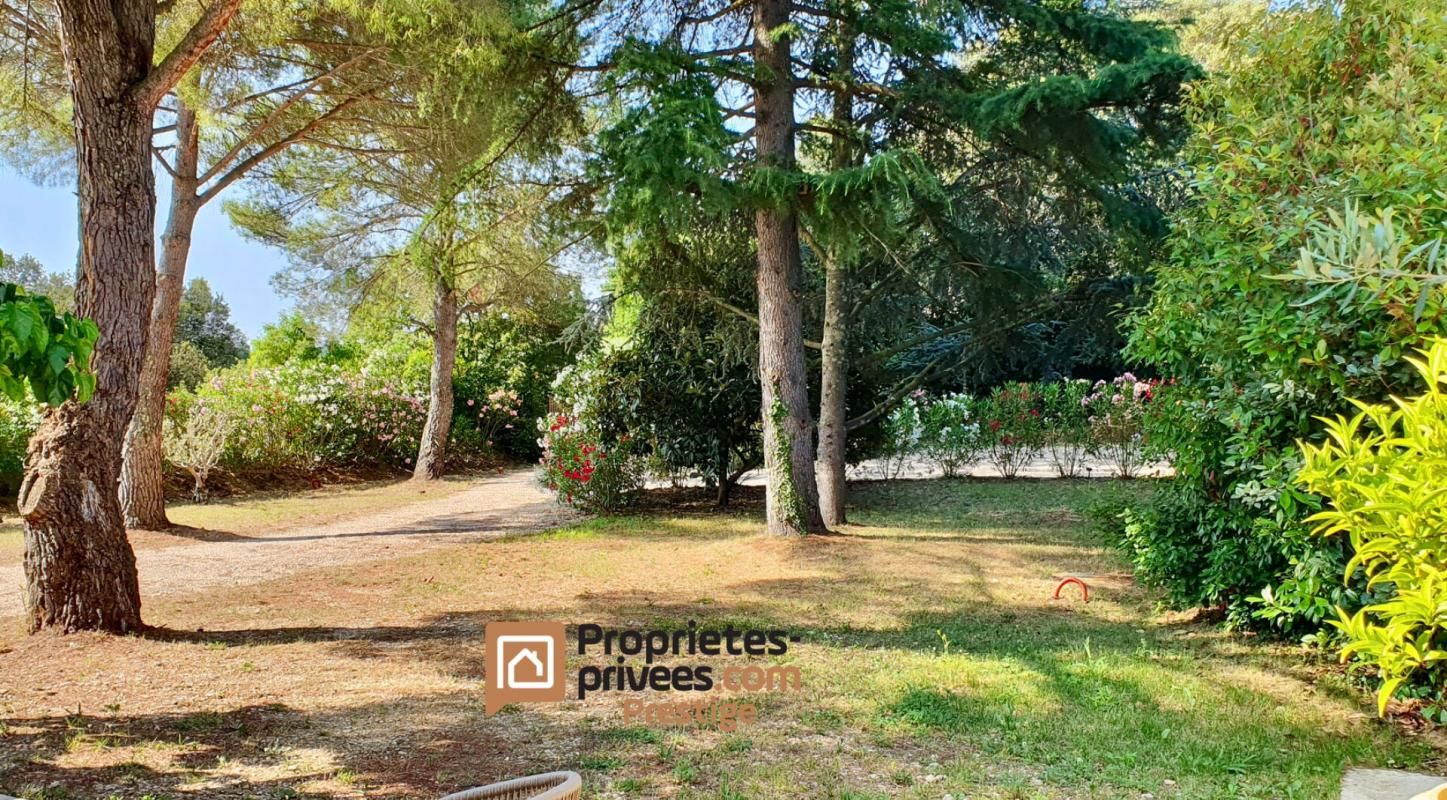 UZES, proche Pont du Gard , Propriété sur terrain paysagé