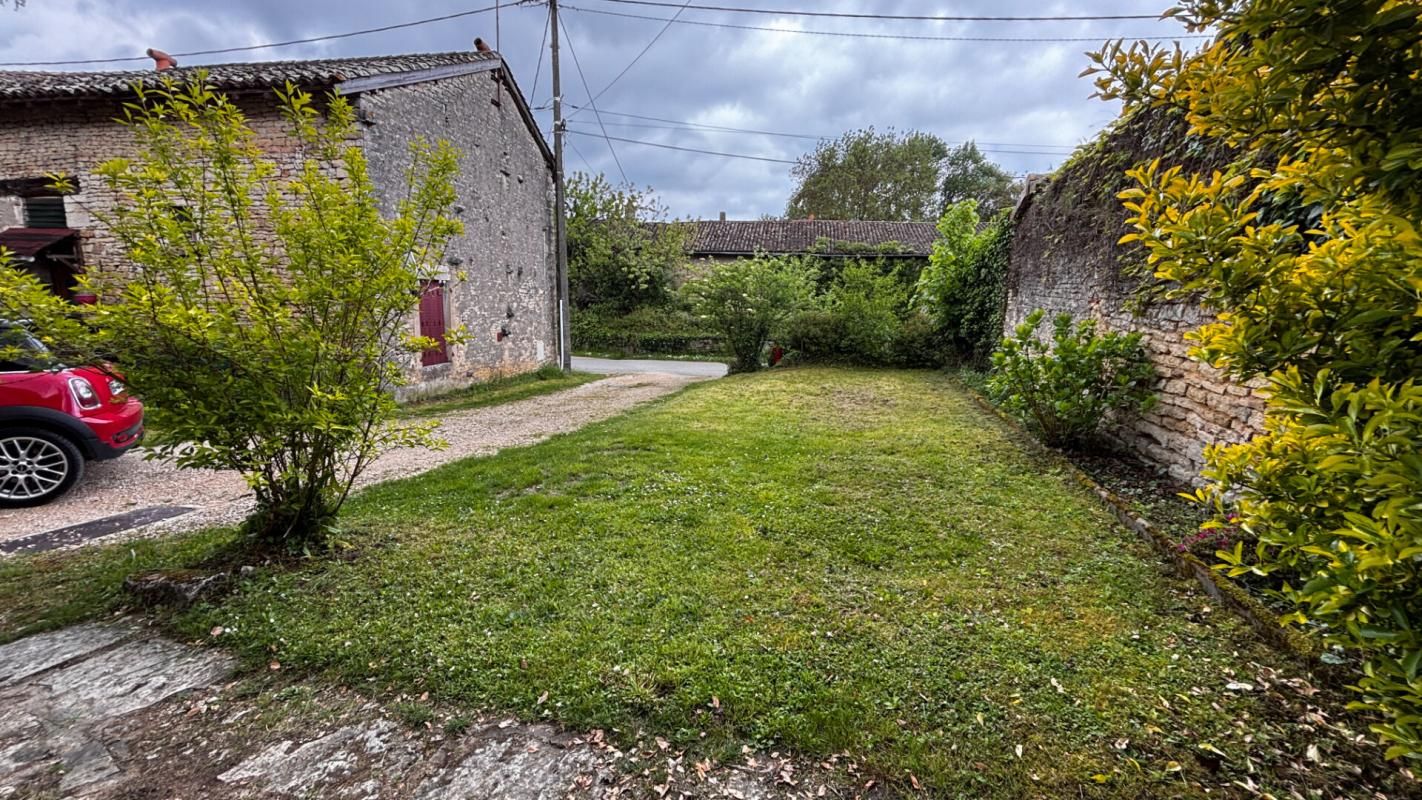 UCHIZY Maison en pierre, Uchizy, 152 m2 avec beau terrain arboré et dépendances 2