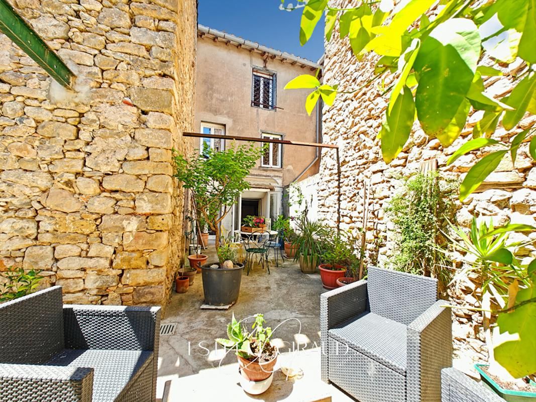 Maison de ville à Trèbes : 4 chambres, grand garage, cour