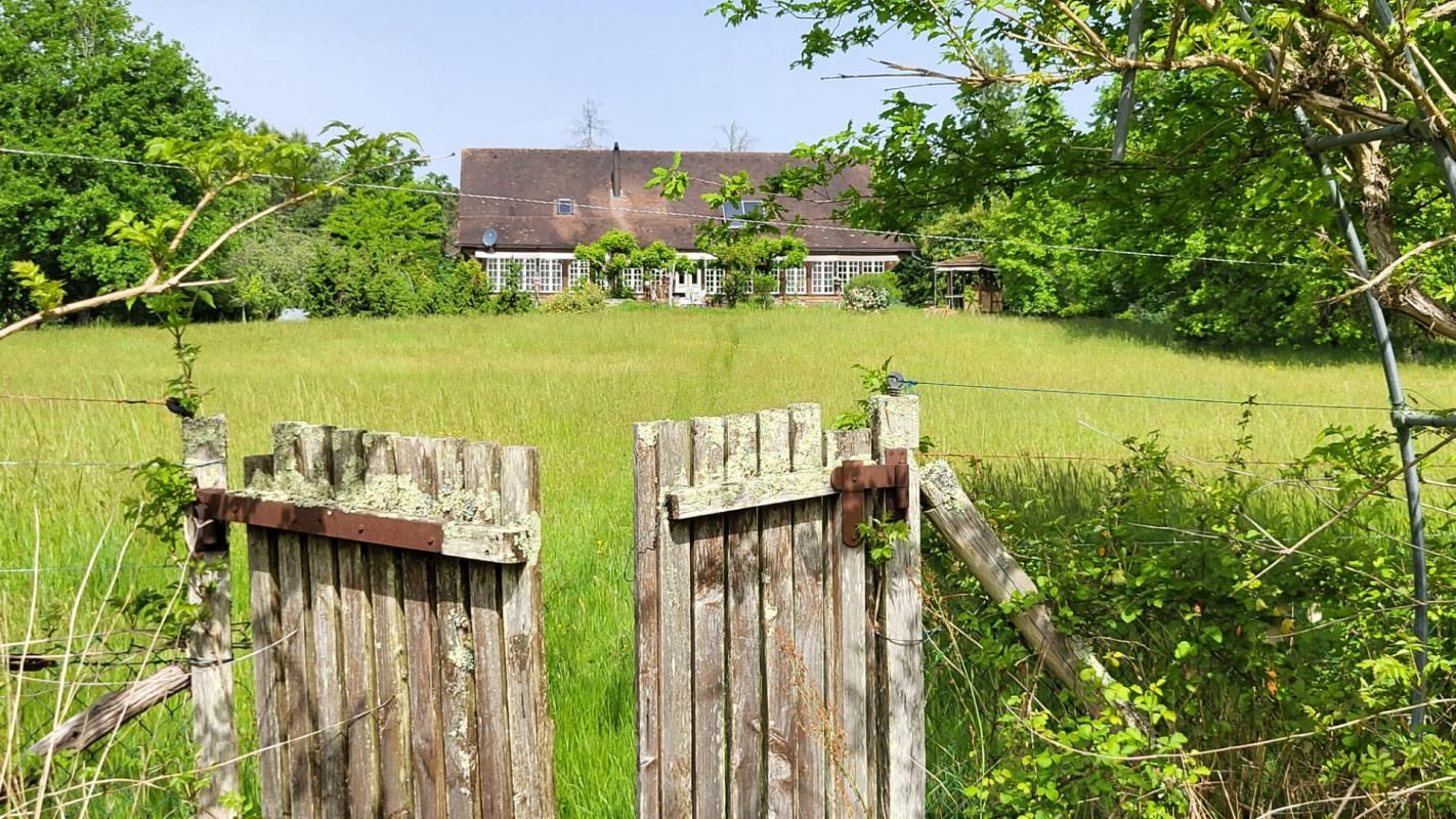 ECHOURGNAC Grande Maison atypique entre Riberac et Saint Aulaye parcelle de 4ha et un étang 2