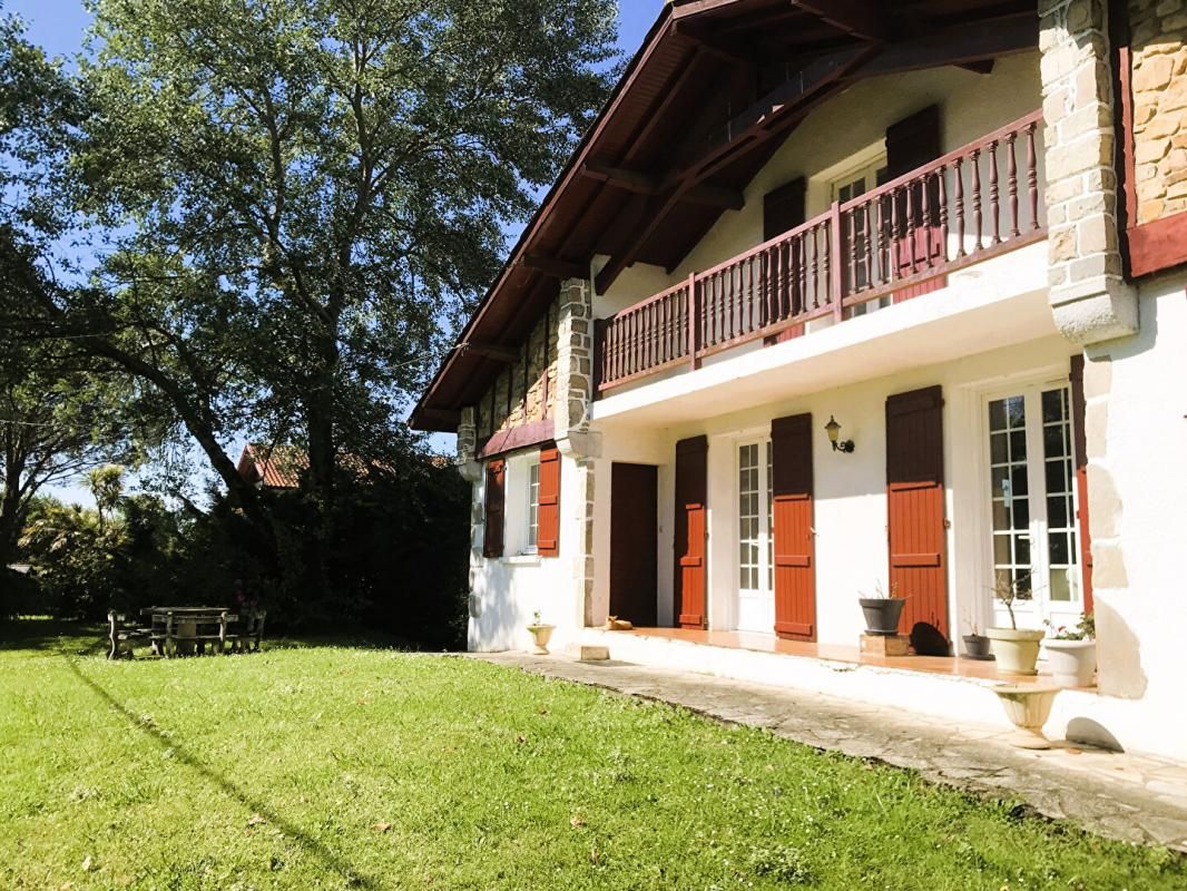 ARBOUET-SUSSAUTE Maison Basque avec piscine proche St Palais 3