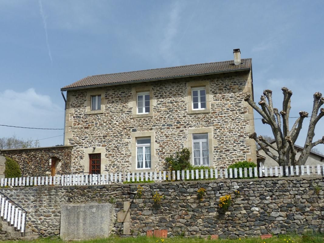 SAINT-JULIEN-CHAPTEUIL Superbe Maison en pierre à Saint-Julien-Chapteuil 1