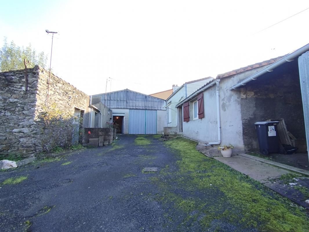 DIVATTE-SUR-LOIRE Ensemble immobilier, 100m² habitable + 170m² annexes 1