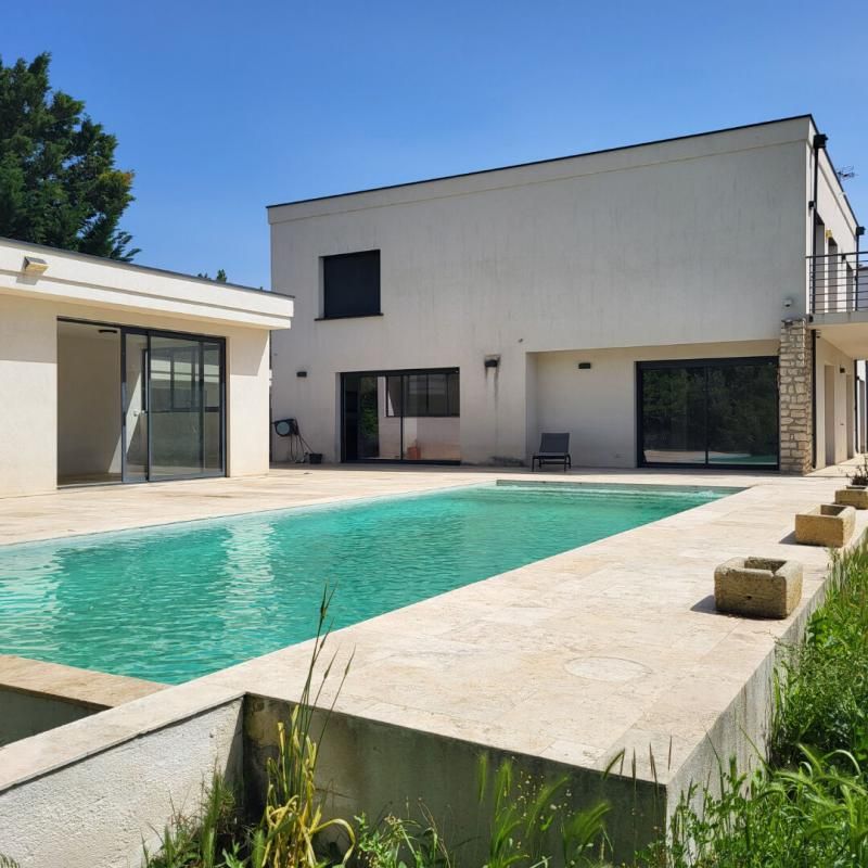SERNHAC A vendre - Villa contemporaine avec piscine entre Beaucaire et Nimes 1