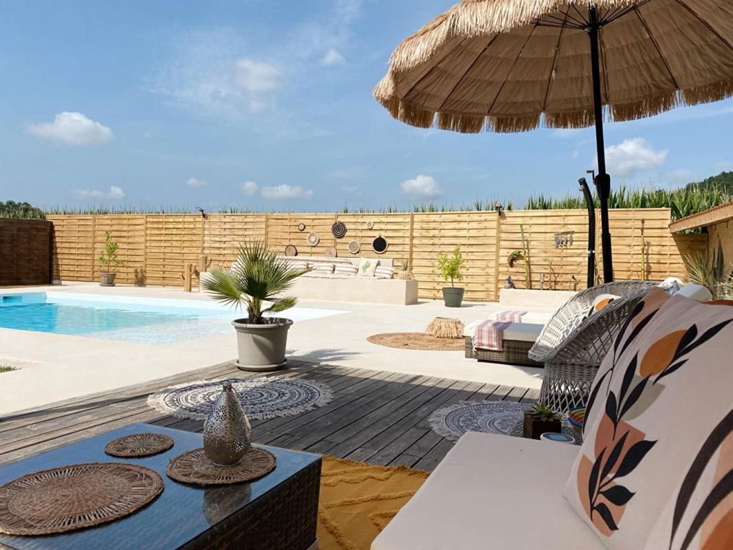 CHARMES-SUR-L'HERBASSE Demeure de prestige Charmes Sur L Herbasse 8 pièces avec espace piscine et jacuzzi 1