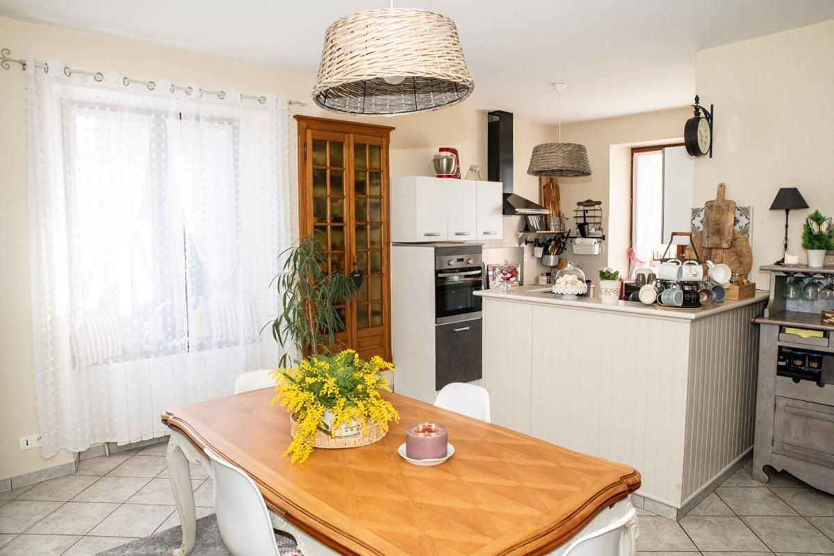 CHARMES-SUR-L'HERBASSE Demeure de prestige Charmes Sur L Herbasse 8 pièces avec espace piscine et jacuzzi 3