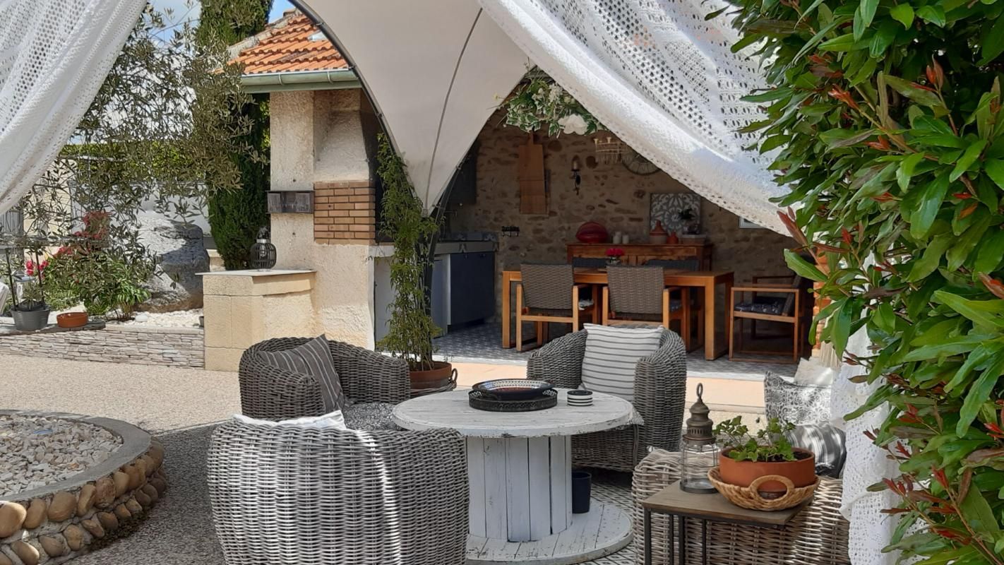 CHARMES-SUR-L'HERBASSE Demeure de prestige Charmes Sur L Herbasse 8 pièces avec espace piscine et jacuzzi 4