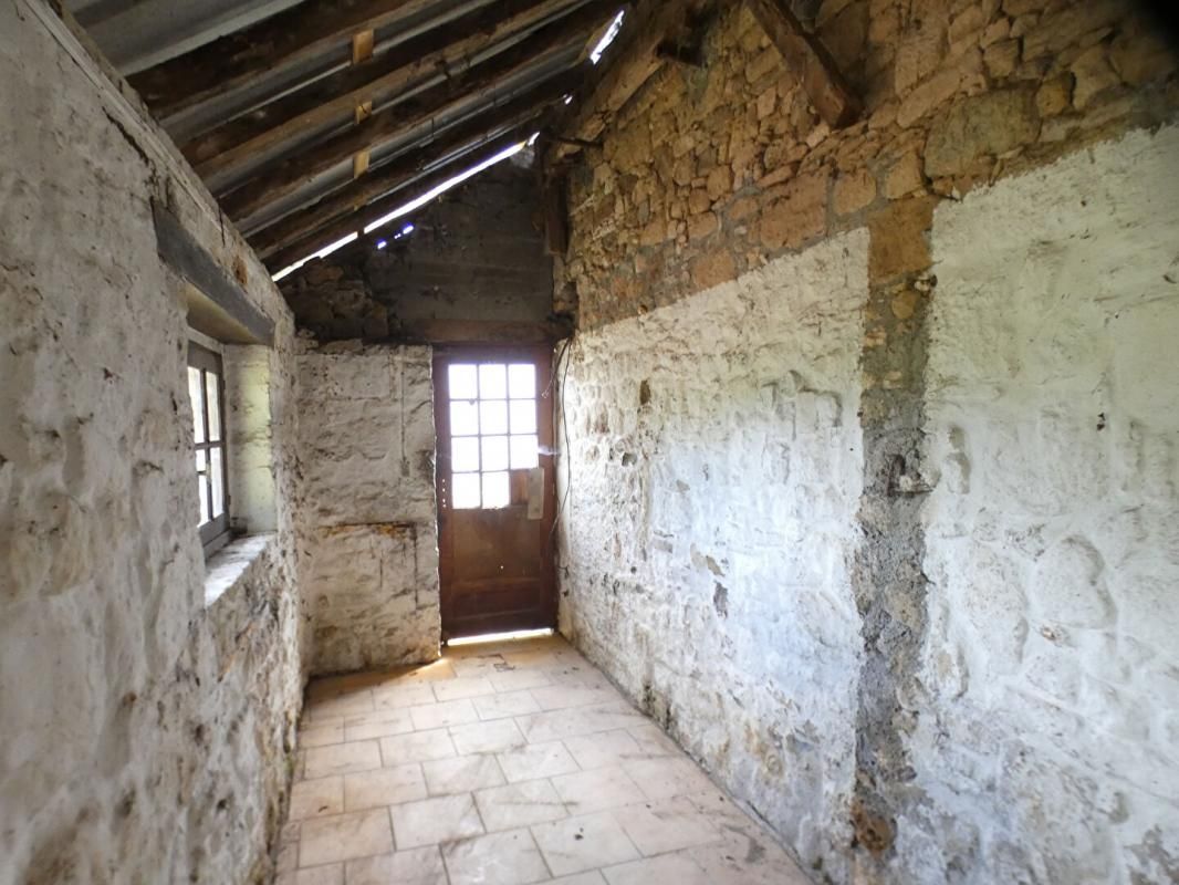 LE LARDIN-SAINT-LAZARE Maison en pierre avec terrain constructible et agricole 4